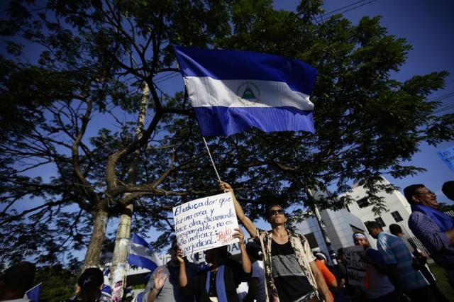Estudiantes participan en una protesta contra el Gobierno de Daniel Ortega hoy, 14 de mayo de 2018, en las afueras de la Universidad Centroaméricana en Managua, Nicaragua. EFE/Bienvenido Velasco