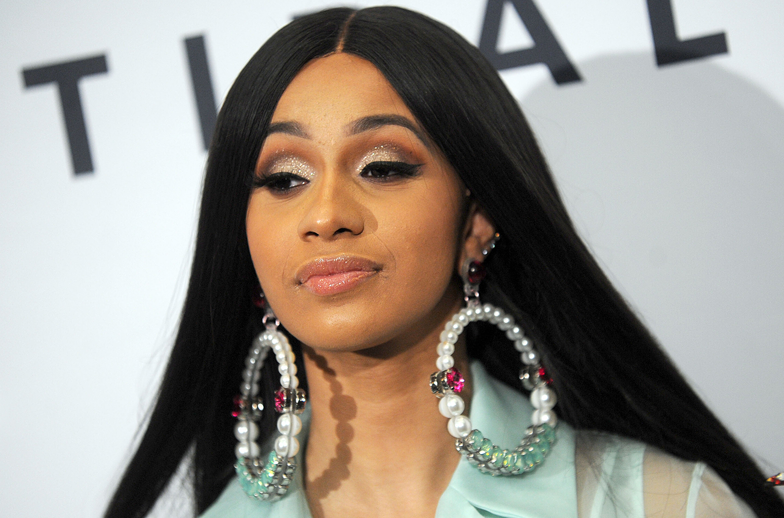 Rapera Cardi B se entrega a la policía de Nueva York tras demanda por ataque