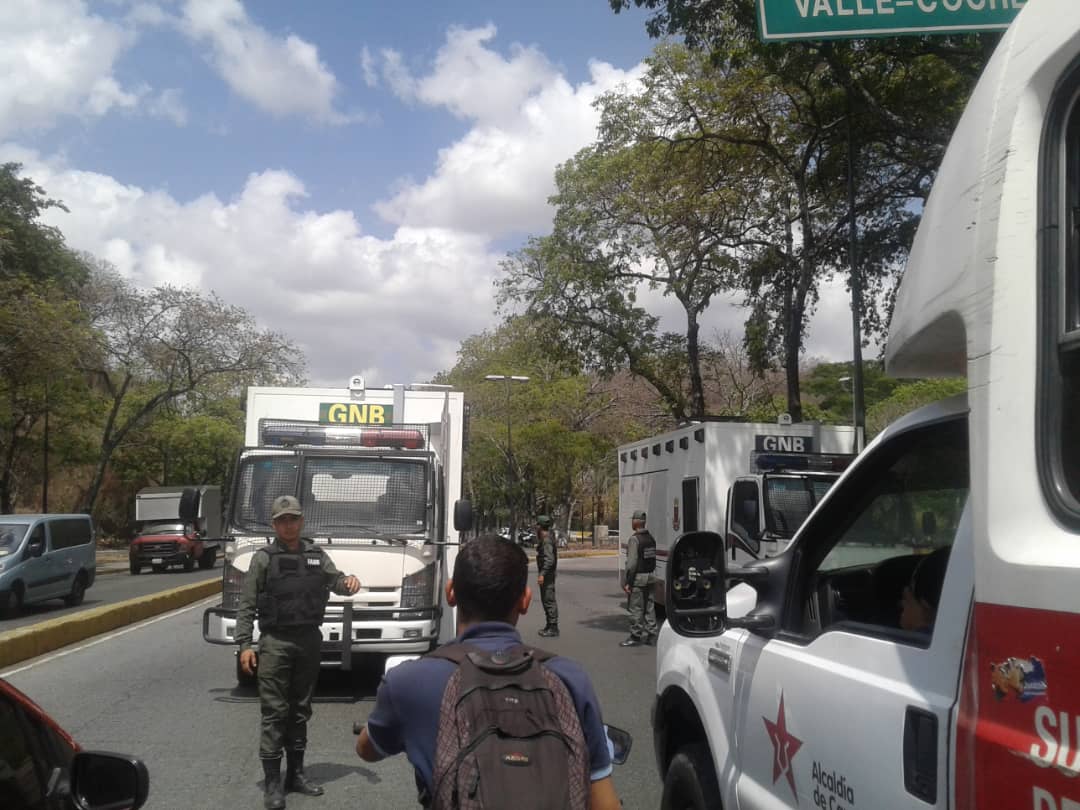 Denuncian presencia de efectivos policiales en las afueras de la UCV #29May (FOTOS)