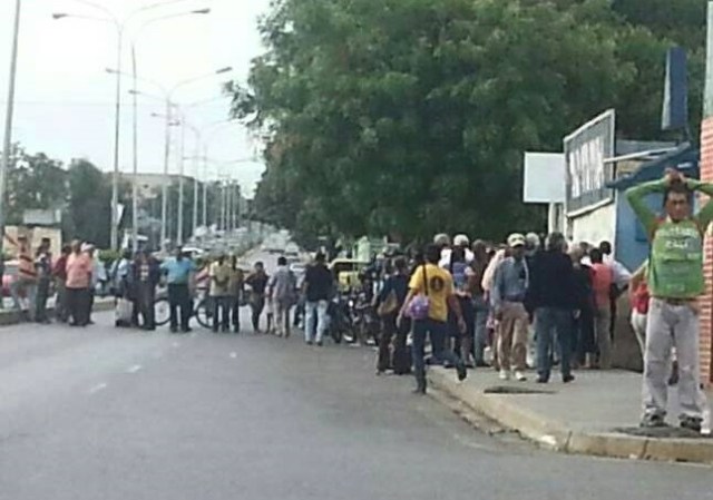 Pensionados en Carora cerraron la avenida Francisco de Miranda por pago incompleto // Foto @mariososa84