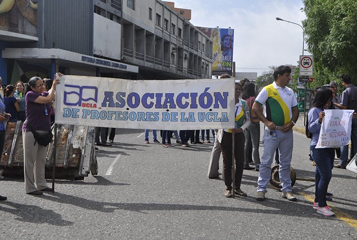 Profesores y personal administrativo de la Ucla protestan para exigir pago de salario #16May