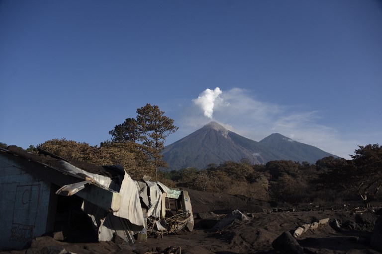 Erupciones y lluvias complican rescate de víctimas de volcán en Guatemala