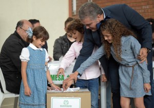 Candidato Iván Duque vota con el anhelo de que a Colombia la gobierne una nueva generación