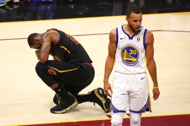 CLEVELAND, OH - 08 de junio: LeBron James # 23 de los Cleveland Cavaliers reacciona contra Stephen Curry # 30 de los Golden State Warriors durante el cuarto partido de las finales de la NBA 2018 en Quicken Loans Arena el 8 de junio de 2018 en Cleveland, Ohio. NOTA PARA EL USUARIO: el usuario reconoce y acepta expresamente que, al descargar o usar esta fotografía, el Usuario acepta los términos y condiciones del Contrato de Licencia de Getty Images. Gregory Shamus / Getty Images / AFP