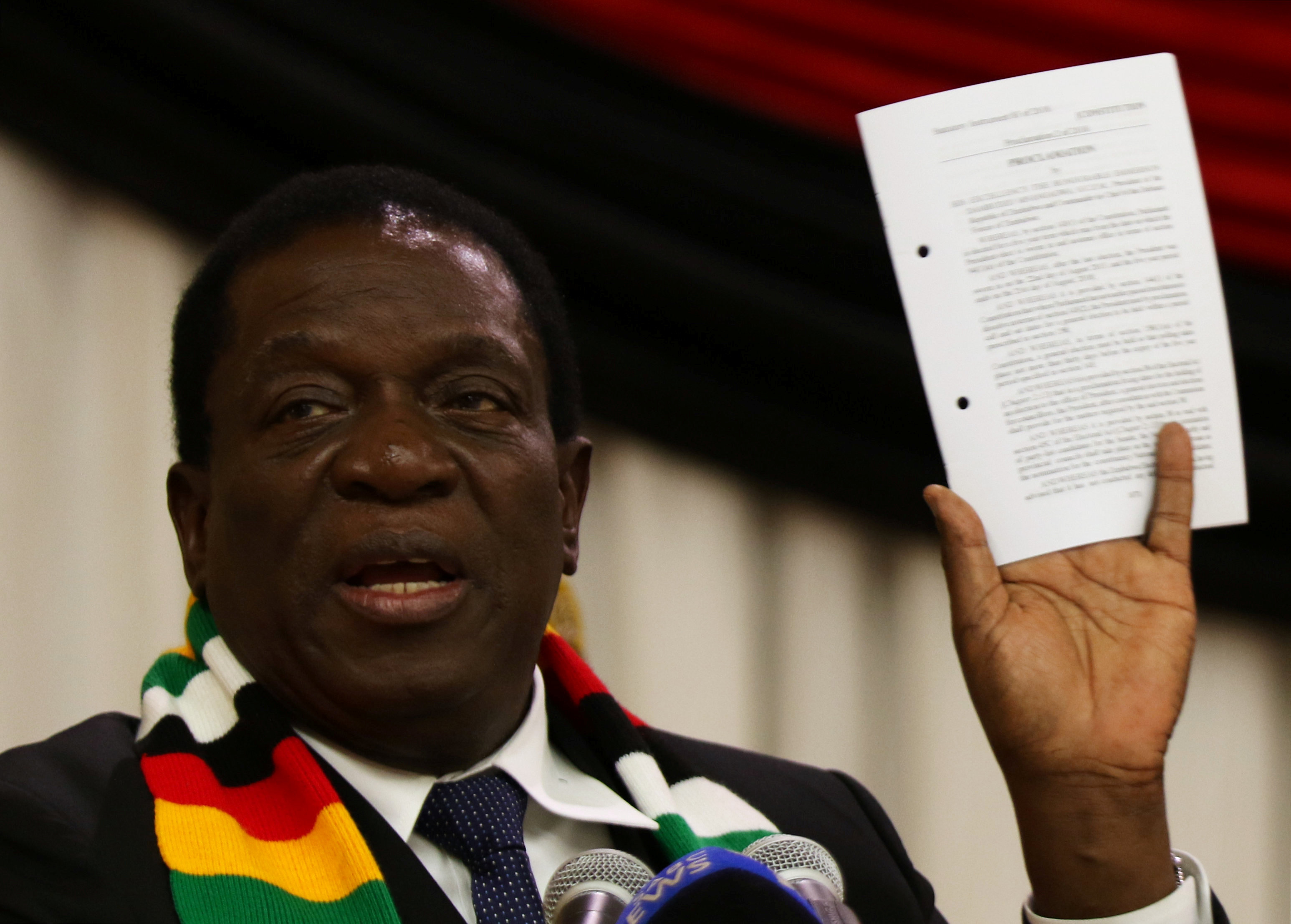 Explosión en un mitin electoral del presidente de Zimbabue de la que sale ileso
