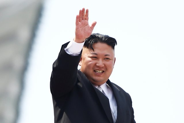 El líder norcoreano, Kim Jong Un, saluda a las personas que asistan a un desfile militar que conmemora el 105º aniversario del nacimiento del padre fundador del país, Kim Il Sung en Pyongyang, 15 de abril de 2017. Coincidiendo con Insight NORTHKOREA-RUSSIA / SANCTIONS REUTERS / Damir Sagolj / File Photo