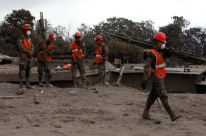 Rescatan más cuerpos y suman 101 los muertos por erupción de volcán en Guatemala