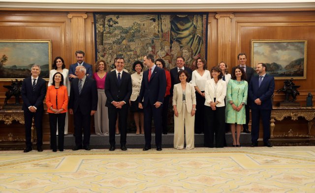 Los nuevos miembros del gabinete de España se ponen de pie junto con el Rey Felipe durante una ceremonia de juramentación en el Palacio de la Zarzuela a las afueras de Madrid, España, el 7 de junio de 2018. J.J. Guillen / Pool a través de Reuters