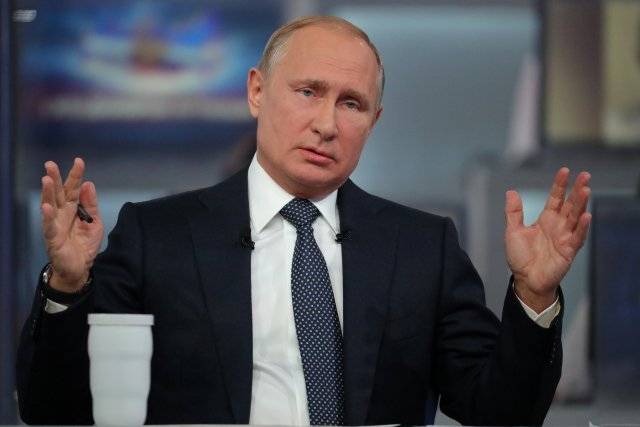 El presidente ruso, Vladimir Putin, habla durante una llamada transmitida en vivo a nivel nacional en Moscú, Rusia el 7 de junio de 2018. Sputnik / Mikhail Klimentyev / Kremlin a través de EDITORES DE ATENCIÓN DE REUTERS - ESTA IMAGEN FUE PROPORCIONADA POR UN TERCERO.