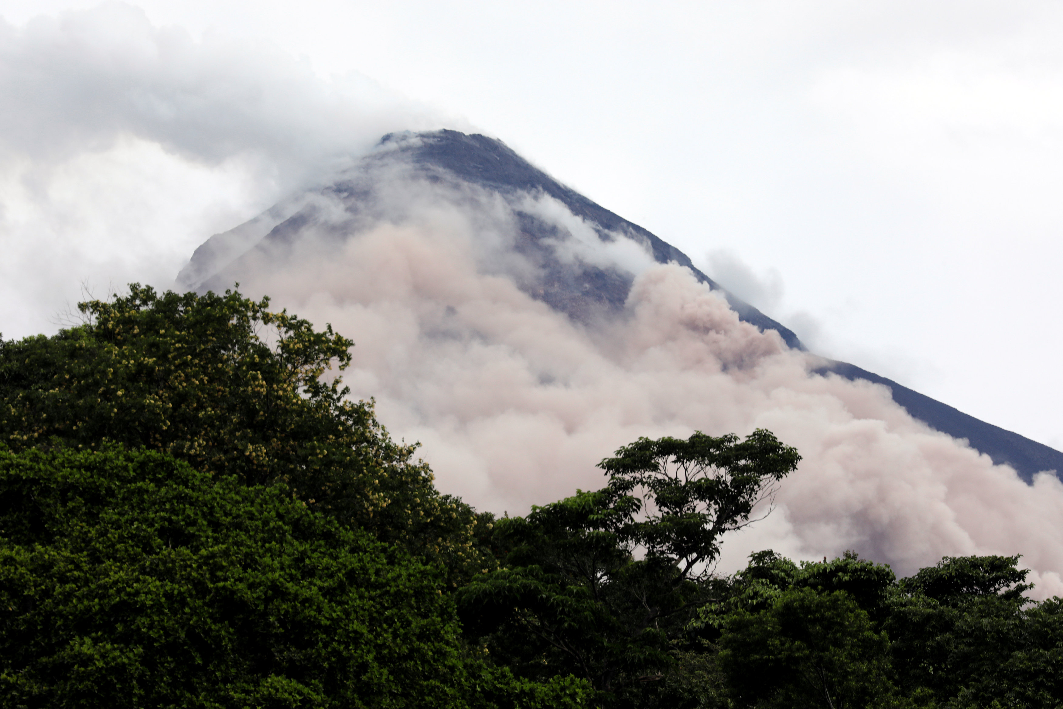 Localizan vivo a joven desaparecido tras erupción de volcán en Guatemala