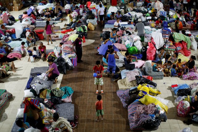 Los evacuados descansan en un refugio provisional en la Iglesia Católica local después de que la erupción del volcán de Fuego dañó su comunidad en Escuintla, el 8 de junio de 2018. REUTERS / Carlos Jasso