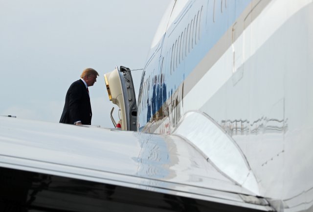 El presidente de EE. UU., Donald Trump, aborda Air Force One después de su cumbre con el líder norcoreano Kim Jong Un en el 12 de junio de 2018. REUTERS / Jonathan Ernst