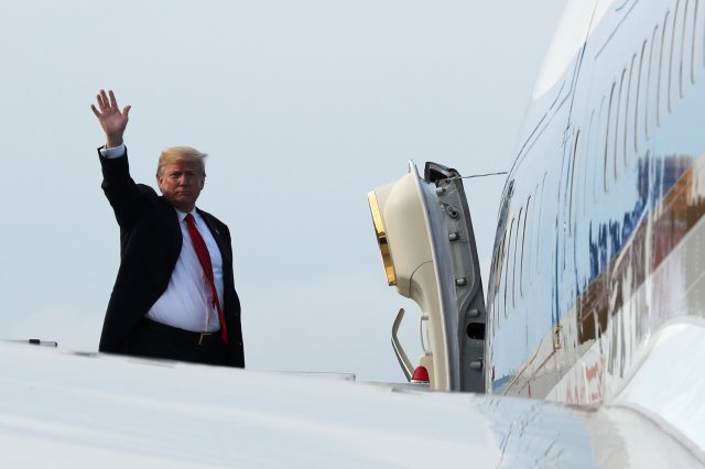 El presidente de EE. UU., Donald Trump, aborda Air Force One después de su cumbre con el líder norcoreano Kim Jong Un en el 12 de junio de 2018. REUTERS / Jonathan Ernst
