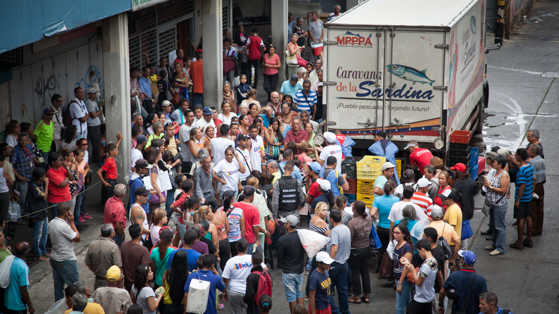 Sardinas a 10 mil bolívares el kilo provocan avalancha de gente en el centro de Caracas