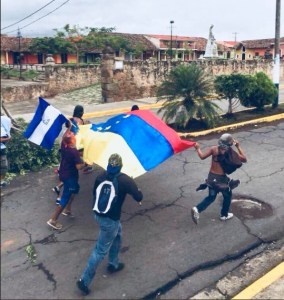 Manifestantes nicaragüenses ondean bandera venezolana en medio de protesta (VIDEO)