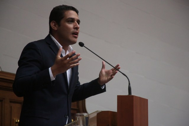 La Comisión Permanente de Desarrollo Social de la Asamblea Nacional, en voz de su Presidente, José Manuel Olivares, expresó su rechazo a la entrega de 12 toneladas de ayuda humanitaria a Cuba. (Foto: Nota de prensa)