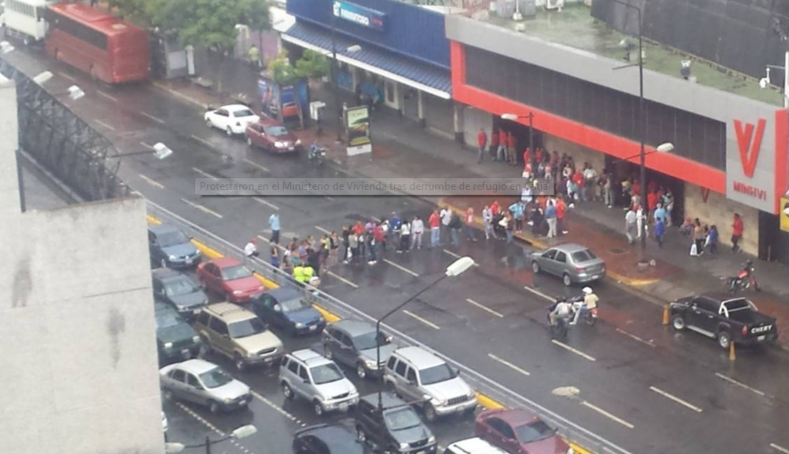 Por derrumbe de refugio, vecinos de Catia protestaron frente al Ministerio de Vivienda