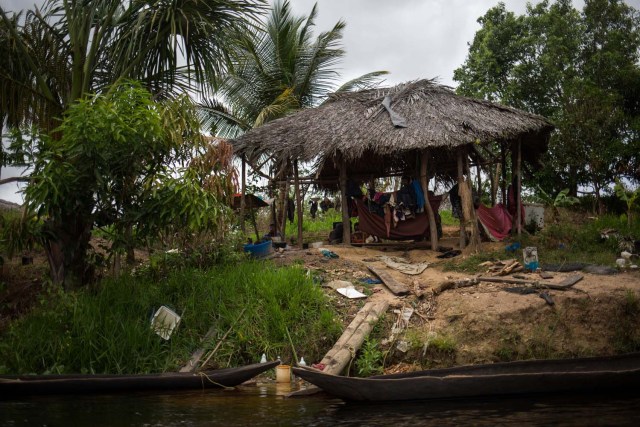 Fotografía fechada el 10 de mayo de 2018 que muestra un palafito (vivienda de la etnia Warao) en la ribera del río Morichal, en Maturín (Venezuela). Unos 120 indígenas distribuidos en cerca de 30 palafitos de precaria elaboración conforman la comunidad de Morichal Largo, un asentamiento de la etnia Warao ubicado en el sur de Venezuela, que resiste debajo de un puente la miseria e insalubridad propia de la crisis nacional. EFE/Cristian Hernández