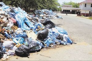 ¡Inconcebible! Hospitales de Zulia inundados de basura y desechos médicos