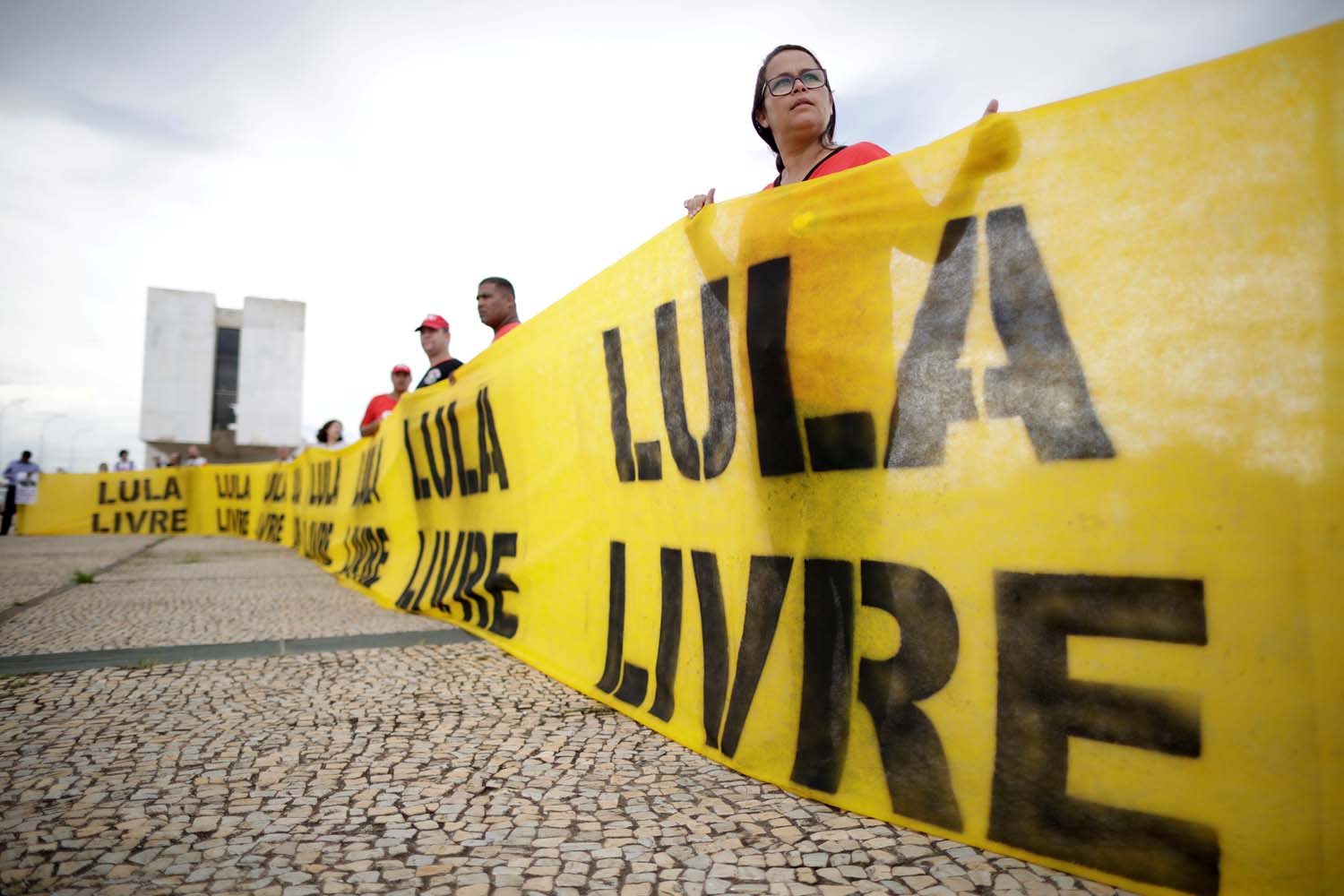 Juez cancela orden de liberación de Lula y lo mantiene preso