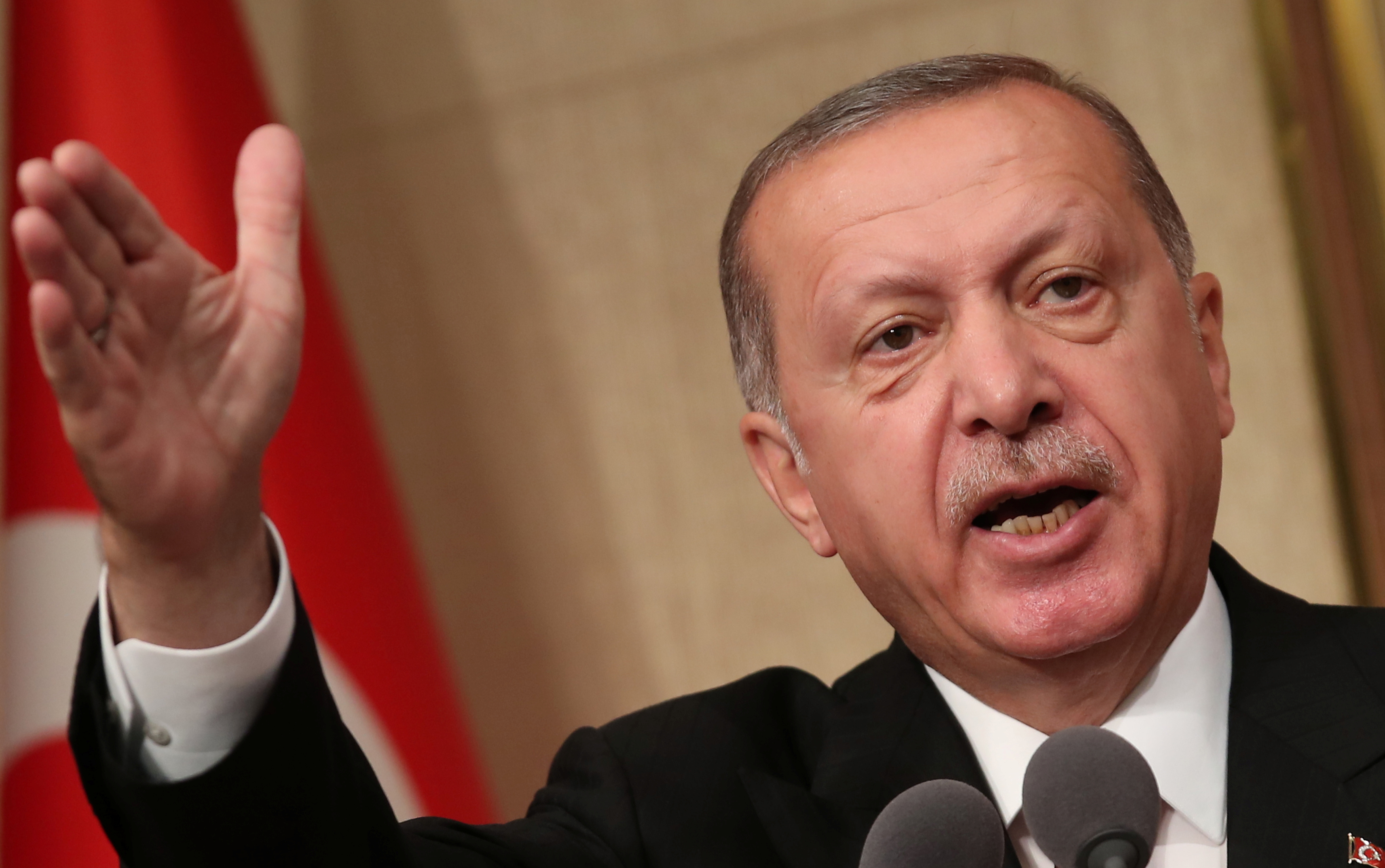 Erdogan se hizo el loco: Negó que sus tropas sigan atacando a las milicias kurdas en Siria (VIDEO)