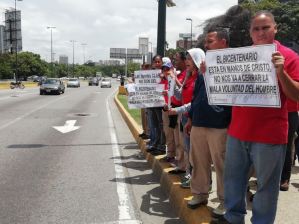 Trabajadores de Abastos Bicentenario protestan por cierre en Plaza Venezuela (Video)