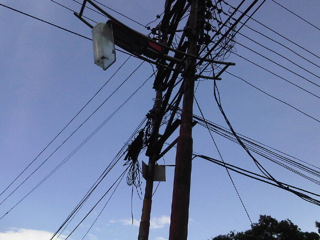 ¿Aló, Corpoelec? Denuncian caída del cableado eléctrico en las calles de Sebucán (Fotos)