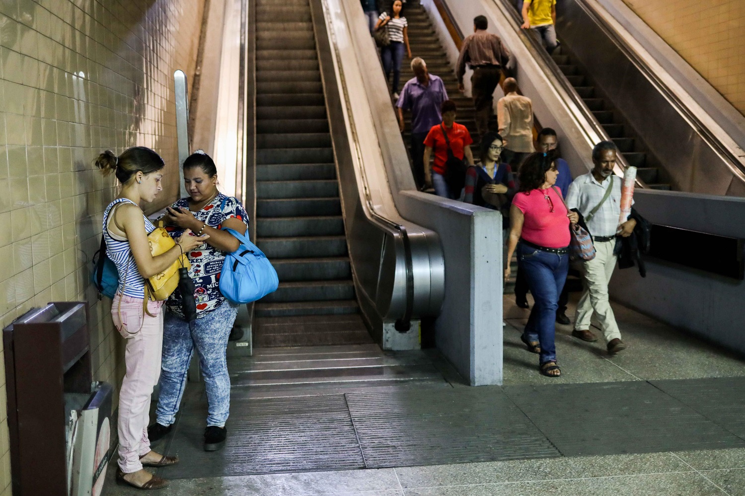 ¡Ah, bueno! Metro de Caracas celebra que reparó UNA escalera mecánica en Plaza Venezuela (VIDEO)