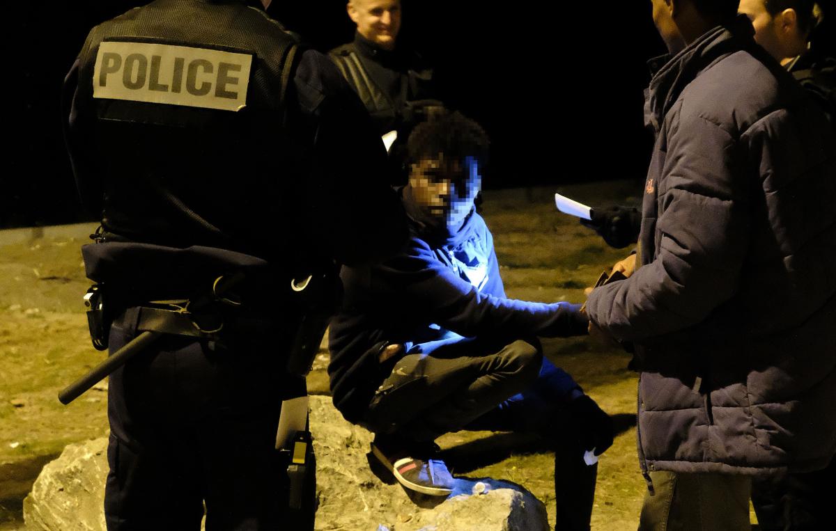 Cientos de niños migrantes abandonados a su suerte en París, según HRW
