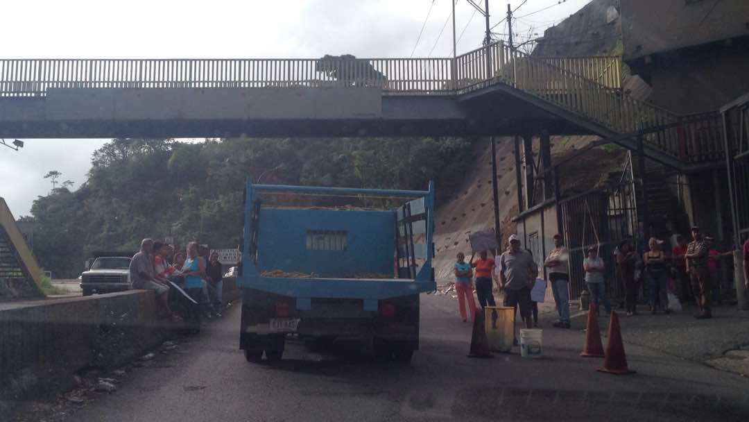 Vecinos del barrio La Bombilla protestan por falta de agua #30Jul