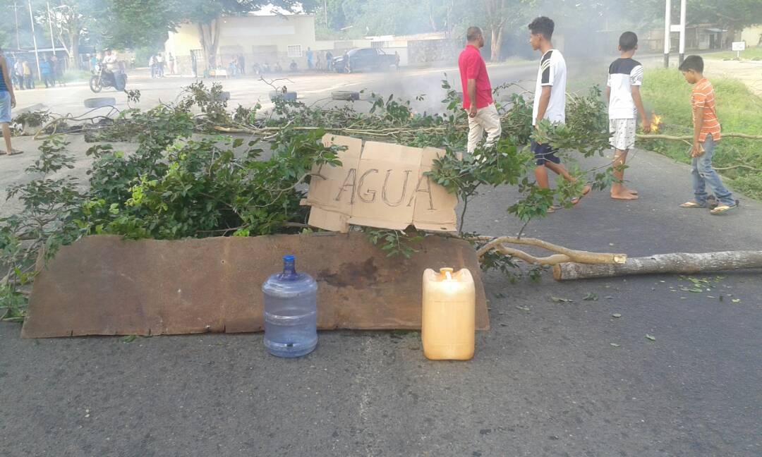 Varios sectores de Bolívar protestaron por falta de agua (fotos)