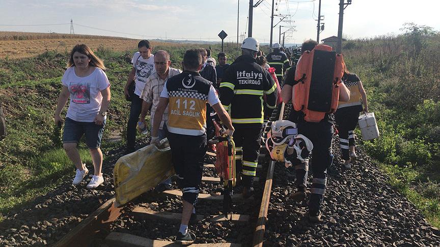 Al menos diez muertos y 73 heridos al descarrilar un tren en Turquía (fotos)
