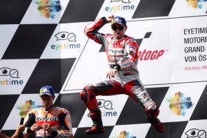 Lorenzo gana un dramático pulso a Márquez en el GP de Austria