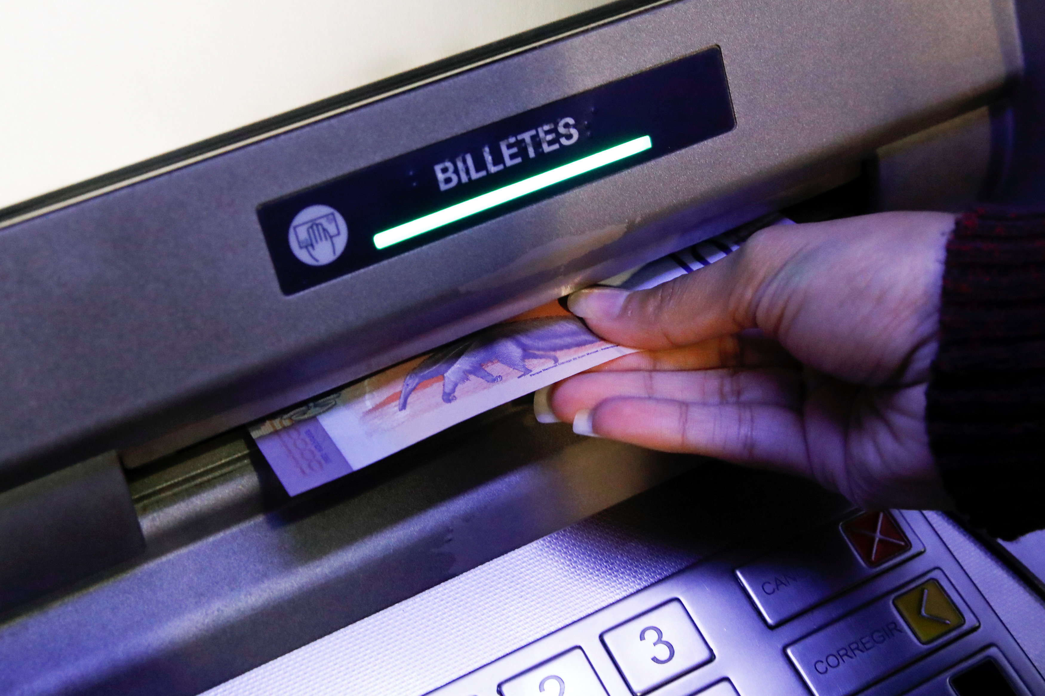 ¡Insólito! Cajeros automáticos enloquecen y provocan lluvia de billetes en México (Video)