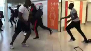 Varios vuelos retrasados en un aeropuerto de París tras una pelea entre dos raperos (videos)