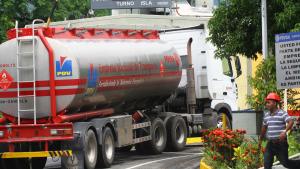 #EscombrosDeMaduro: Gandola de Pdvsa pone en peligro a la población al transportar gasolina sin neumáticos (Video)