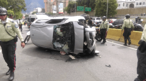 Cerrado paso en autopista Prados el Este por colisión de vehículo (Fotos) #2Ago