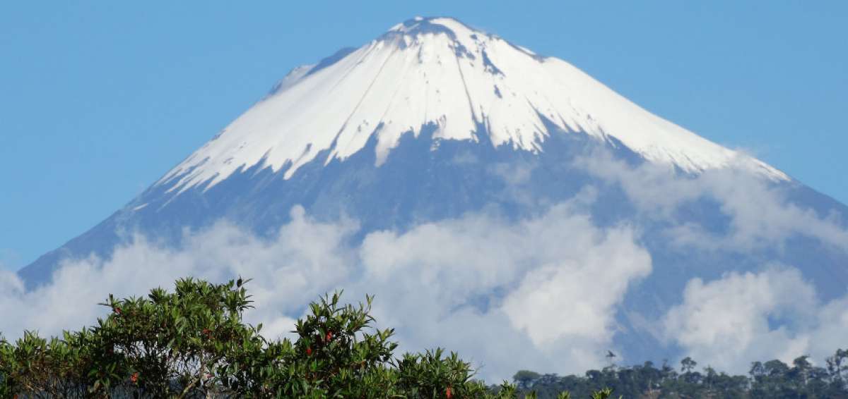 El volcán más activo de Ecuador extiende su ceniza por varias provincias