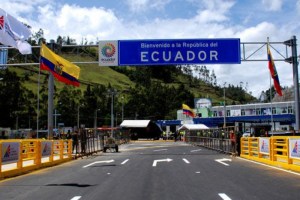 Ministros de Ecuador discrepan sobre permiso a venezolanos en tránsito