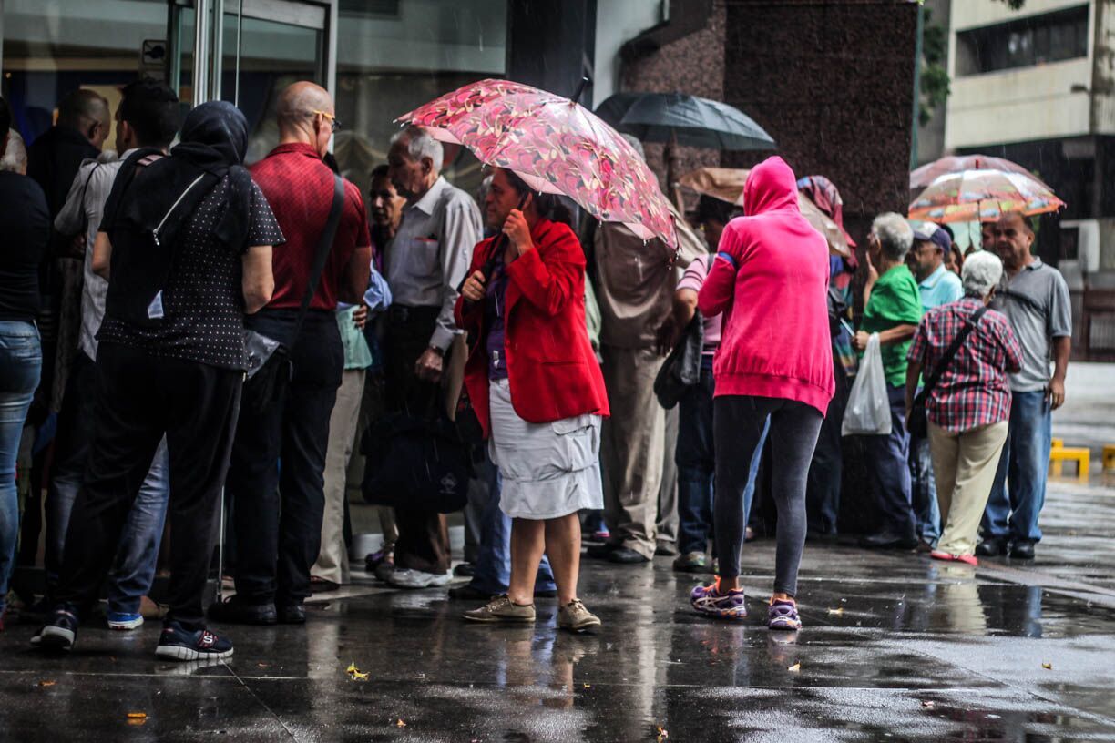 Pensionados no fueron informados sobre cobro desde el #1Sep y estas son las colas en los bancos (Fotos)