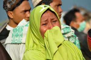 Sube a 832 balance de muertos en terremoto y tsunami en Indonesia