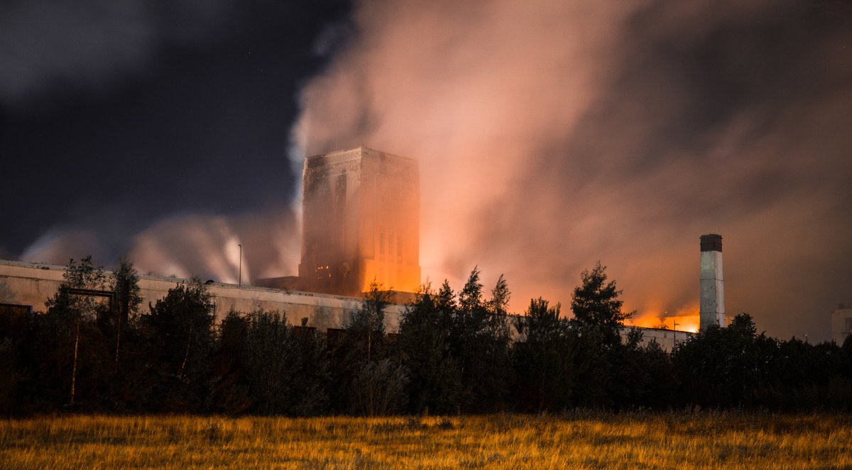 Un incendio se declara en un célebre edificio art déco de Liverpool (Video y fotos)