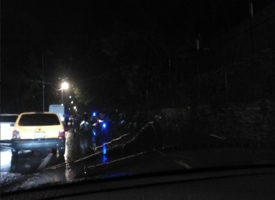 Paso restringido en la autopista Francisco Fajardo por fuertes lluvias #29Sep