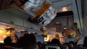 Decenas de pasajeros sangran por los oídos y nariz luego que olvidarán presurizar la cabina (video)