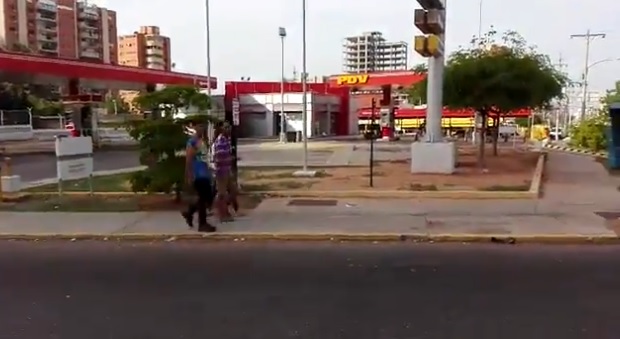 Qué ironía: Zulianos hacen colas “con esperanza” frente a estaciones de servicio cerradas (video)