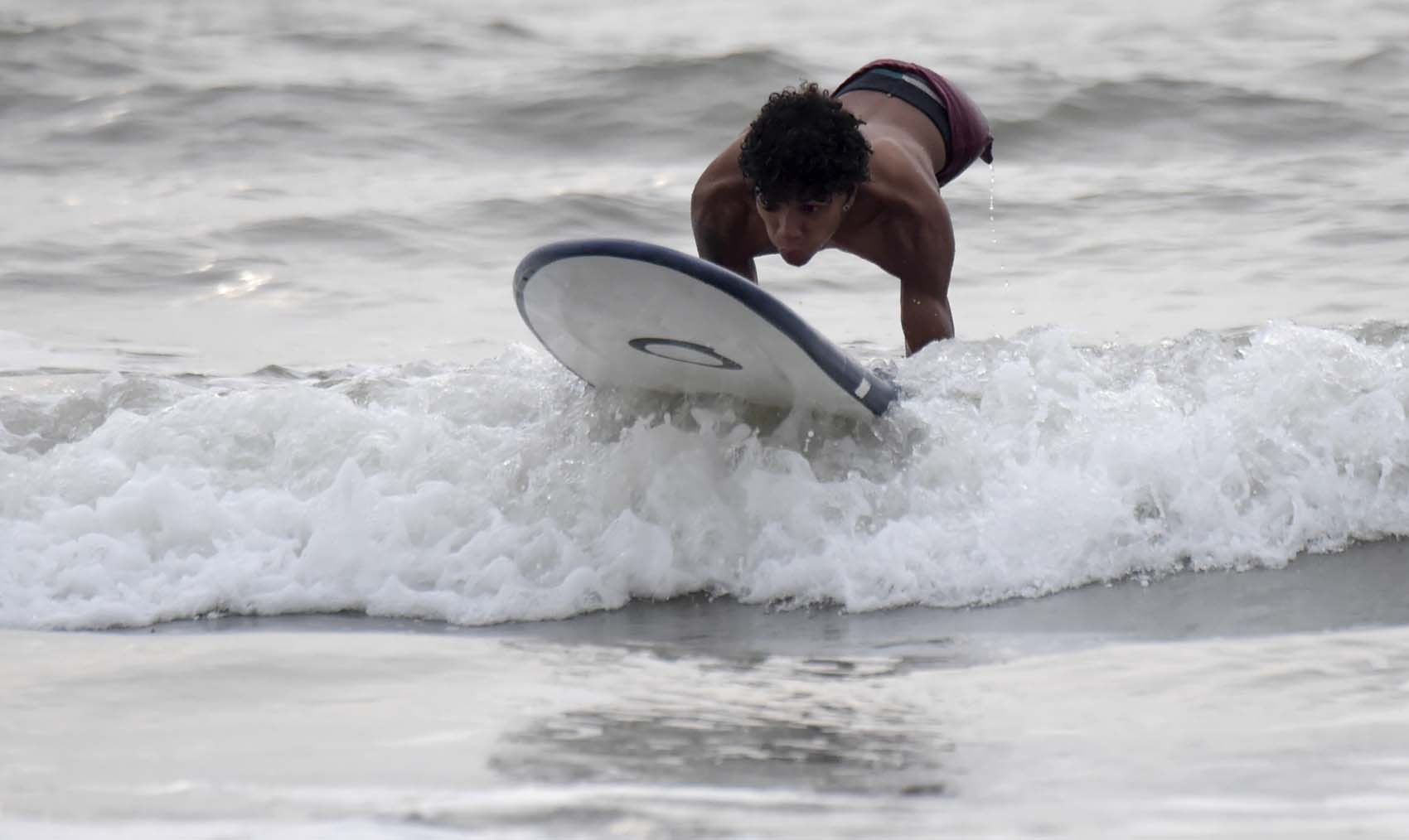 Alca, el rapero surfista sin piernas que huyó de una Venezuela rota  (fotos)