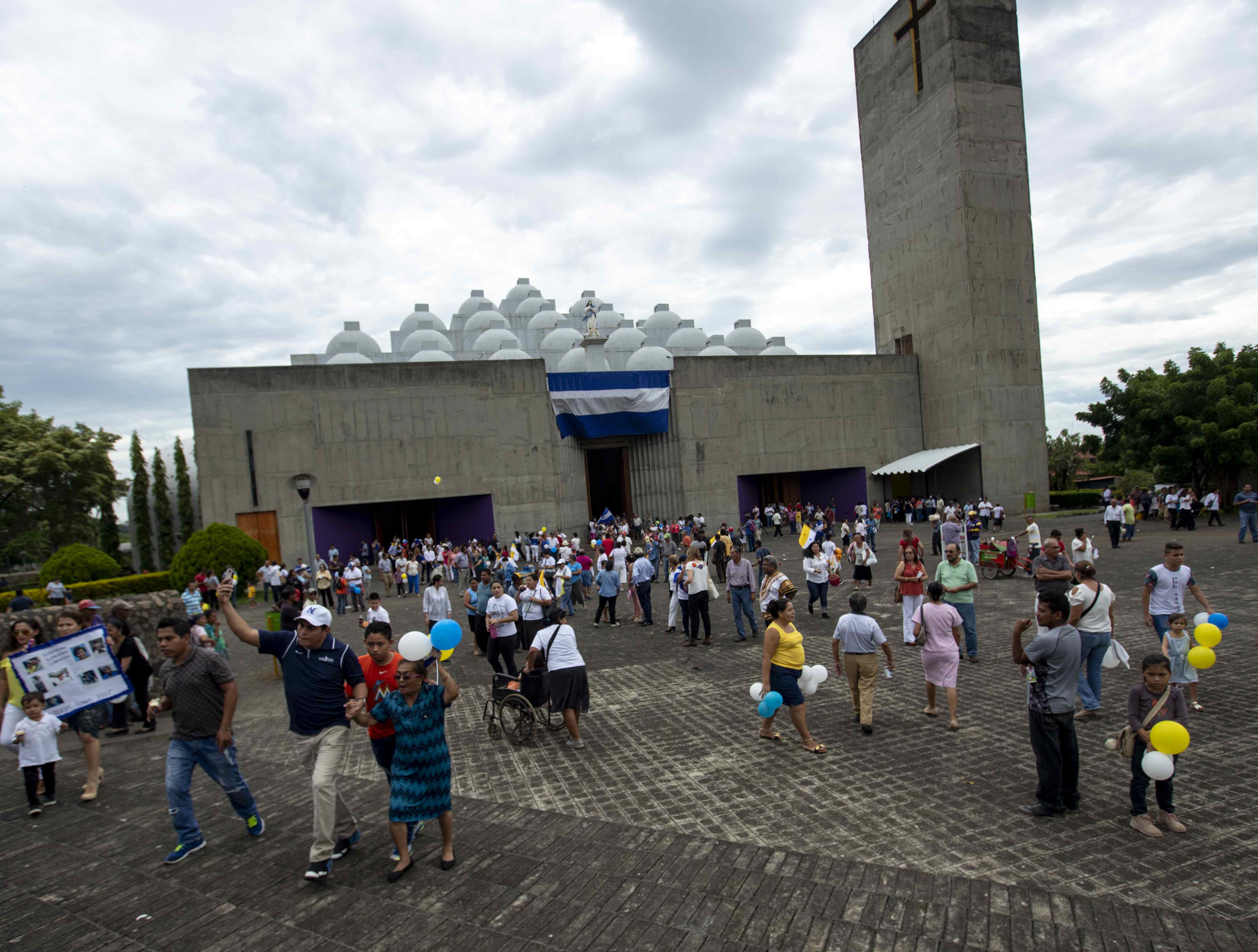 Miles claman por justicia en una catedral de Nicaragua, que vive grave crisis (Fotos)