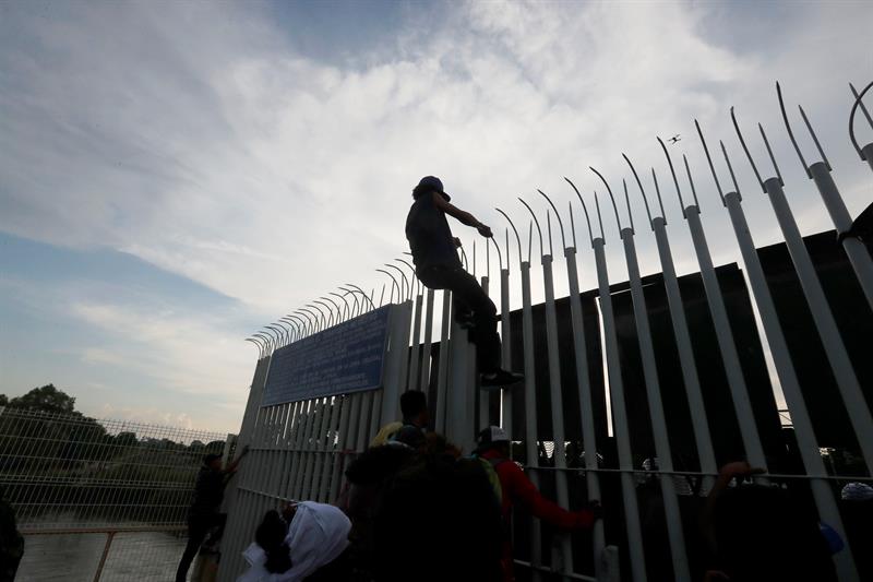 EEUU podría enviar a miles de soldados a la frontera con México