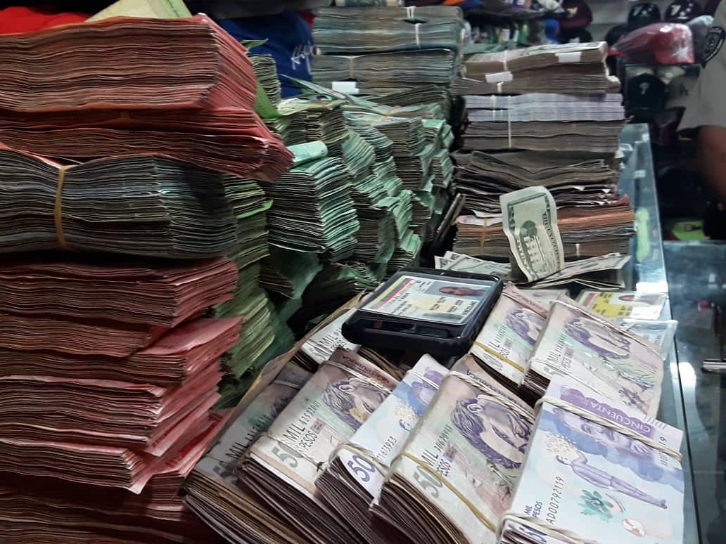 En Maracaibo desmantelaron un refugio con bolívares, dólares, pesos colombianos y alimentos (Fotos)