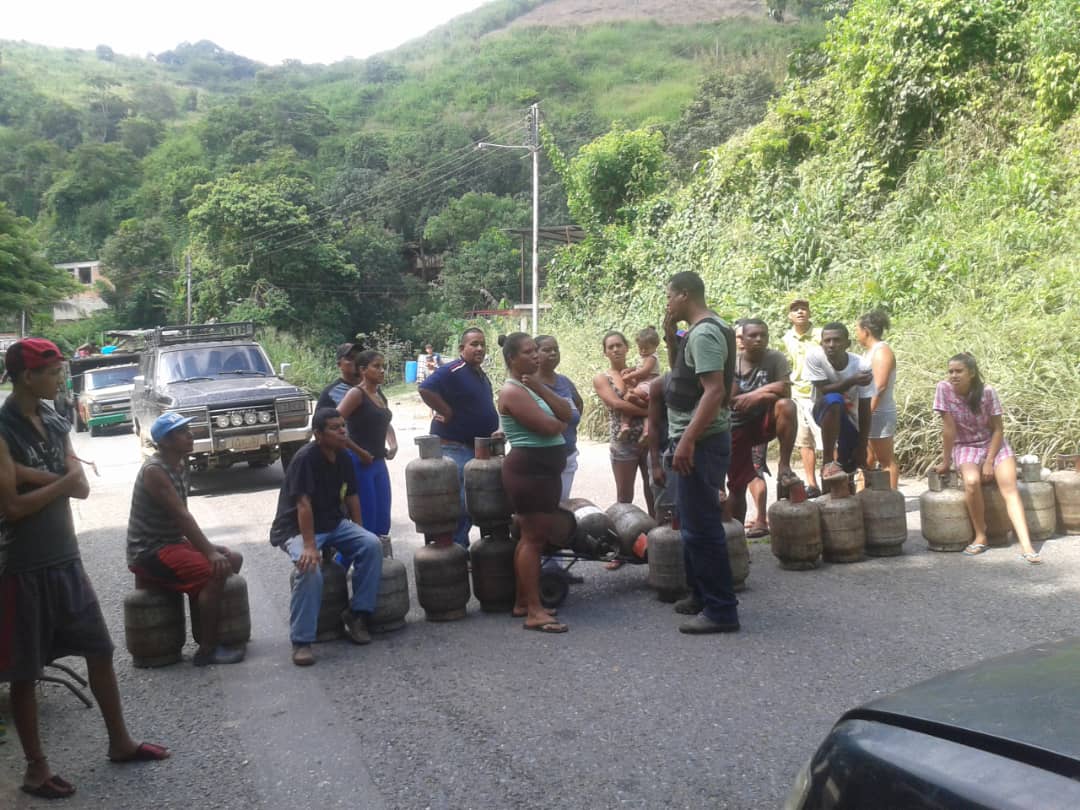 Habitantes de La Guadalupe en Miranda cierran vías en protesta por falta de gas #4Oct